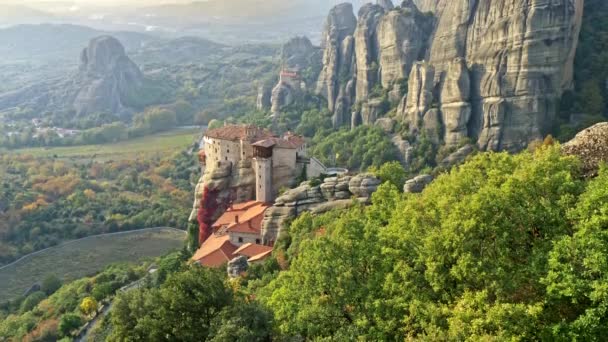 Östlich gelegene orthodoxe Klöster, Felsen und ein Tal in Meteora, Griechenland. 4k, uhd — Stockvideo