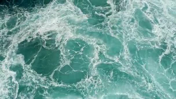Foto aérea de un océano turquesa hirviendo con olas de tormenta espumosas. 4K, UHD — Vídeos de Stock