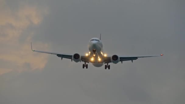 Aviones comerciales que pasan volando y empiezan a aterrizar. 4K, UHD — Vídeo de stock