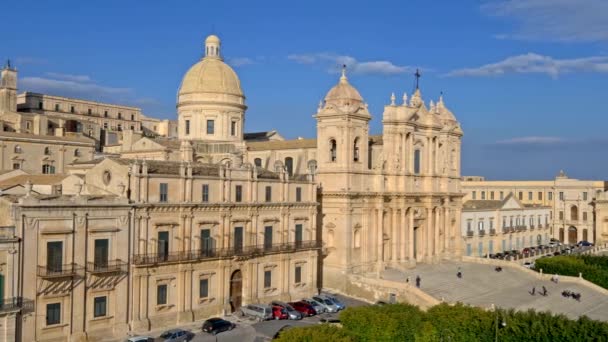 Panorering skott av Noto katedralen i Noto, Sicilien, Italien. Våren morgon sol, blå himmel. 4k Uhd — Stockvideo