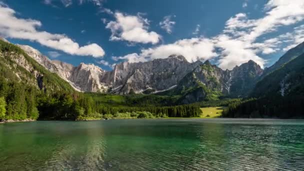 Alpine Italië. Landschap met bergmeer, bos, bergen en wolken. Time-lapse, 4k — Stockvideo