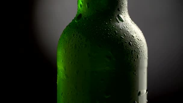 Vychlazené pivo s kondenzátem. Klasická Zelená láhev. Nakloněná rovina záběr s rotací. 4k Uhd — Stock video