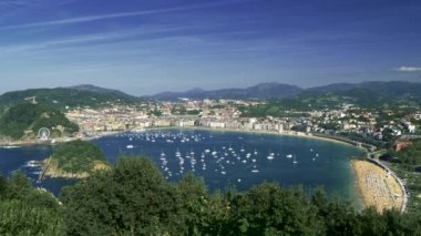 Tekneler, plajları ve Bay of Biskay San Sebastian, Bask Ülkesi, İspanya şehir panoraması. Yaz manzara mavi gökyüzü, yeşil yemyeşil flora ve Atlantik Okyanusu kıyısında.