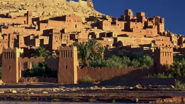 Taş kuleleri ve AIT-Ben-Haddou - ksar binalarda bir antik köy arasında Sahara ve günümüz Fas Marakeş eski kervan yolu boyunca takviye edilmiş. Günbatımı zamanı. — Stok video