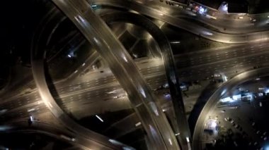 Çevre yolu Kavşağı trafik. Hava gece görünümü timelapse şehir trafik.