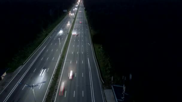 Hiperlapso aéreo del tráfico en la autopista. UHD 4K — Vídeo de stock