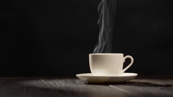 Xícara de café no fundo de madeira vintage escuro com vapor. UHD, 4K — Vídeo de Stock