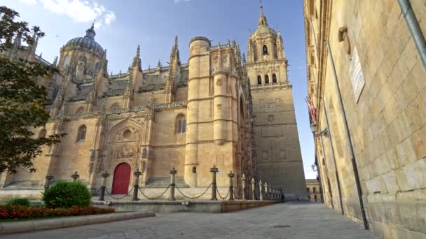 Salamanca, España. Antigua Catedral de Salamanca situada en la comunidad de Castilla y León. La catedral fue construida en estilo gótico románico y fue fundada en el siglo XII. Disparo desde abajo, 4K — Vídeo de stock