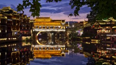 Fenghuang County, Çin. Fenghuang eski kasaba parlak renkli gece ışıkları Hunan Eyaleti batı kesiminde yer alan. Antik kenti 1704 Ming ve Qing tarzda inşa edilmiştir. 4k