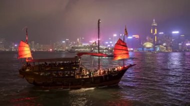 Hong Kong, Çin. Turistler akşamları Aqua Luna önemsiz teknede Victoria Harbour çevresinde arabayla verilir. UHD