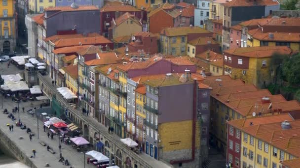 Porto Portugalia Pastelowych Kolorach Domy Wybrzeżu Rzeki Rano Tilt Strzał — Wideo stockowe