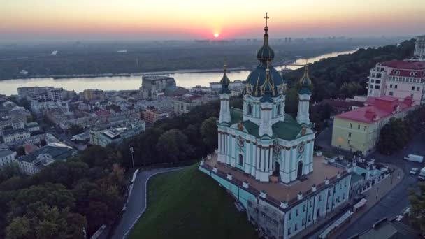 Kyjev, Ukrajina. Létání nad St. Andrews kostel na břehu řeky Dněpru během východu slunce. Vzdušný záběr, 4k — Stock video