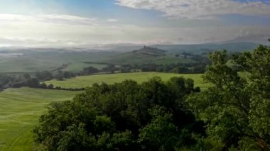 Bahar sırasında klasik Tuscanian manzara. Toskana, İtalya. Ovalar hava atış, Uhd