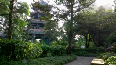 Chengdu, Sichuan, Çin. Wangjiang Tower Wangjiang Kasrı ve yemyeşil yeşil flora. Ağaçlar Wangjiang Pavilion parkta geliyorum güneşin parlak ışınları. Arka planda kulesidir. 4k