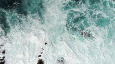 Şiddetli fırtınalı dalgalar, kayalık sahil büyük güç ile çarpıcı köpük ile kaplı. Azgın turkuaz renkli okyanus en başından vurdu. Hava atış, Uhd