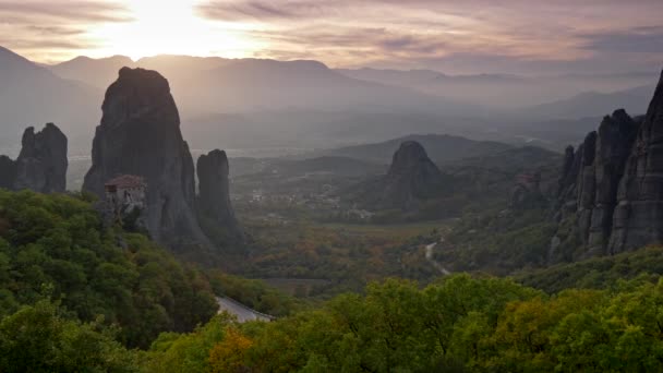 Schilderachtige zonsondergang in de bergen en een vallei in Meteora, Griekenland. Dit is een plek van een van de grootste en meest plotsklaps gebouwde complexen van Oosters-orthodoxe kloosters, tweede in belang alleen — Stockvideo