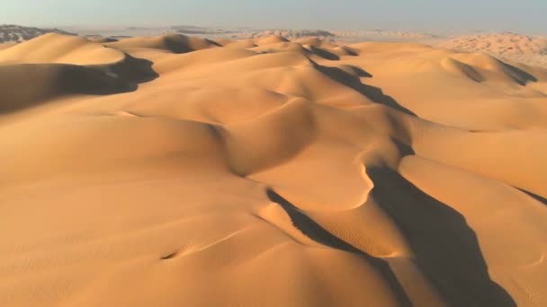 Tiro aéreo de dunas de areia no deserto da Arábia - Bairro vazio em Omã. 4K, UHD — Vídeo de Stock