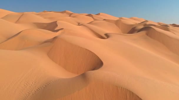 Voando sobre intermináveis dunas de areia no deserto árabe. Península Arábica, Omã — Vídeo de Stock