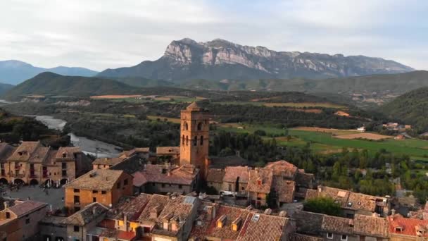 Latanie w Aínsa, Spain z góry Pena Montanesa w tle podczas zachodu słońca. Aínsa to miejscowość w Aragonii, na południu Pirenejów. Zdjęcia lotnicze — Wideo stockowe