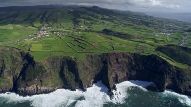 Uçan üzerinde bir sahil Sao Miguel Island of Azores, Portekiz. Adanın volkanik ve Atlas Okyanusu'nda bulunur. Oftentimes Green Island denir. Hava atış, Uhd
