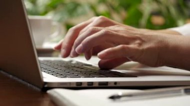 İş online kavramı yapıyor. Bir dizüstü bilgisayarda yazarak eller görüntüsünü kaydırma. UHD