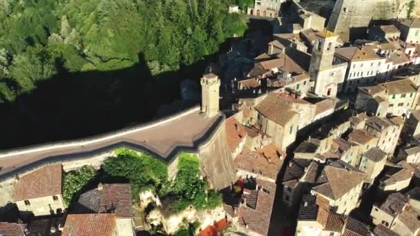 Sorano, Itália. Paisagem urbana vívida do sul da Toscana. Voando sobre as muralhas da cidade medieval. Sorano construiu sobre uma rocha de tufo como uma fortaleza. Tiro aéreo, UHD — Vídeo de Stock