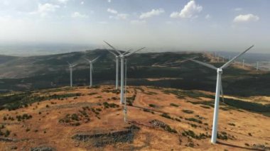 Dönen türbinleri, Rüzgar enerji santrali. Doğa ve teknoloji manzara. Hava atış, 4k
