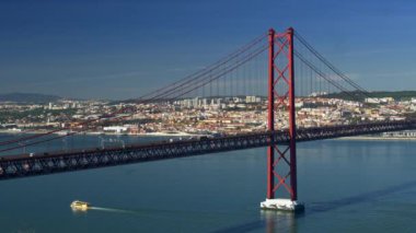Lizbon, Portekiz. Araba trafik Tagus Nehri boyunca parlak güneşli bir günde 25 de Abril köprüde. 4k
