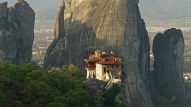 Manastır Thessaly, Yunanistan için dikey bir Meteora kaya oluşumu üzerine kurulmuş. Meteora dünyanın büyük Ortodoks Hıristiyan yerlerden biri. Tilt vurdu, 4 k