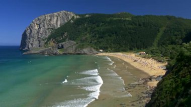 Playa de Laga, İspanya. Bir Beach üzerinde sahil Bay of Biskay Atlantik Okyanusu'nun panoramik görünümü.