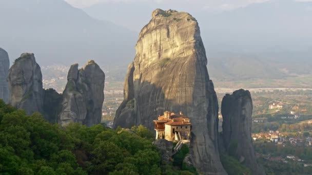 Malerischer Blick auf vertikale Felsen und Klöster in Meteora, Griechenland. Meteora ist der zweitwichtigste Ort des östlichen orthodoxen Christentums. Schwenkschuss, uhd — Stockvideo