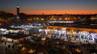 Marakeş, Fas. Yazı günbatımı akşam Pazar yerinde Jemaa el Fnaa kare geçmekte insanların kalabalıklar bir kadeh. UHD