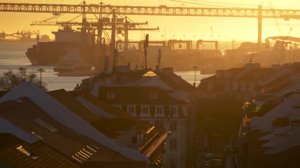 Pôr do sol no porto e nas ruas da cidade de Lisboa, Portugal com uma bandeira nacional portuguesa e um tráfego de automóveis. Inclinação tiro, 4K — Vídeo de Stock