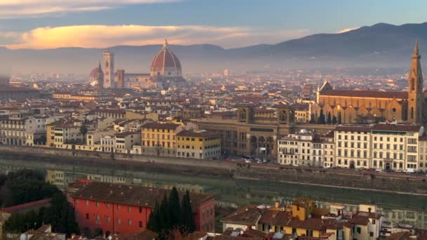 Hermosa Florencia, Italia. Panorámica de la niebla Florencia centro de la ciudad vieja en las luces del atardecer. Disparo desde la plaza Michelangelo. UHD, 4K — Vídeos de Stock