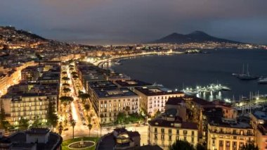 Napoli, İtalya'nın gece görünümü. Akşam zaman atlamalı eski evler, trafik ve Vezüv Yanardağı ile ışıklı Naples