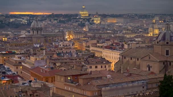 Rome, Italië. Panning shot van het oude centrum van de stad Rome na zonsondergang. Verlichte huizen en St Peters kathedraal In Vaticaan, Rome. 4k Uhd — Stockvideo