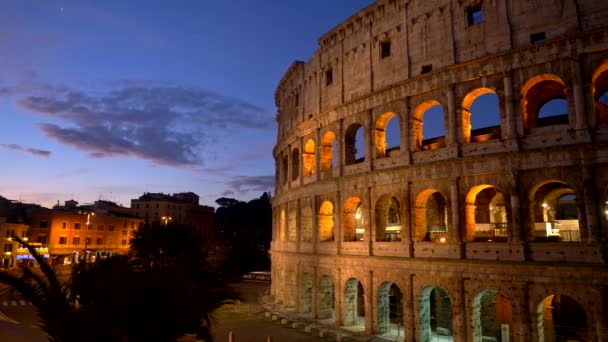 Coliseo en Roma, Italia. Panorámica iluminada a primera hora de la mañana. 4K, UHD — Vídeo de stock