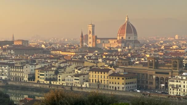 Mglisty Florencja, Włochy. Panorama wirtualna z centrum starego miasta Florencji o zachodzie słońca światła. Strzał z Michelangelo kwadratowych. UHD 4k — Wideo stockowe