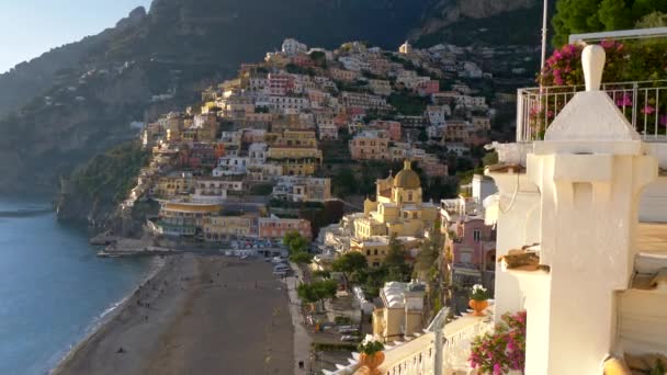 Positano, Italië. Gimbal schot van de lente Positano dorp in Amalfi kust, Salerno. — Stockvideo
