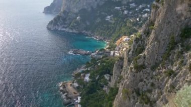 Dağlar ve deniz manzara Capri Adası, İtalya'nın. Tiren Denizi'nde bulunan, Capri birkaç bin yıldır çare bir yer olmuştur. Atış, Uhd tilt