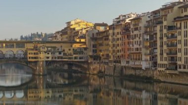 Floransa, İtalya. Ponte Vecchio Köprüsü'nün panoramik çekim. Onun Ortaçağ Arno Nehri üzerinde köprü. Köprü üzerinde yer alan dükkanlar vardır. 4k