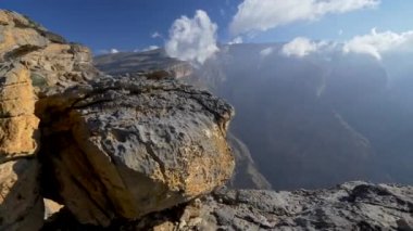 Jebel Shams, Umman. Panorama dağlar ve gorge. Jebel Shams olduğunu üçüncü Arap Yarımadası'nda en yüksek. 4k