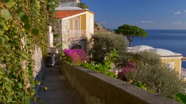Elegantní vila obklopená květinami na Amalfinském pobřeží ve vesnici Positano, Itálie. Obec se nachází na pobřeží Tyrhénského moře. UHD — Stock video