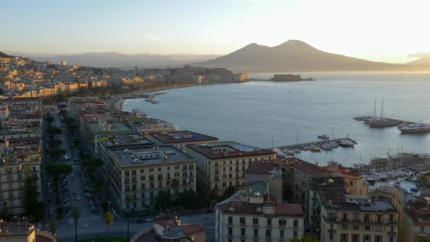 Pittoreske zonsopgang in Napels, Italië. Uitzicht op Vesuvius vulkaan. Panning shot, Uhd — Stockvideo