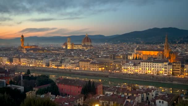 Florence po západu slunce, Itálie. Noční pohled na osvětlený Florencie staré centrum města s západu slunce na obloze v pozadí. Posouvání záběr, 4k — Stock video
