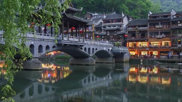 Fenghuang, China. El pueblo al anochecer. Disparo panorámico, 4K — Vídeos de Stock