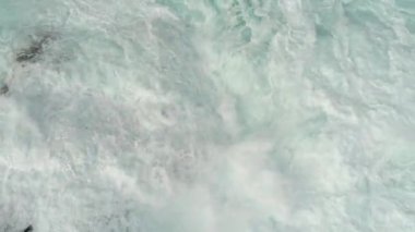 Köpük ve deniz sörf, okyanus büyük fırtınalı dalgalar sıçramasına. Hava yukarıdan aşağıya görünümü. UHD