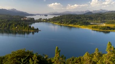 Arjantin, Patagonya Bariloche yakınındaki Lake district. Nahuel Huapi Ulusal Parkı, günbatımında punto panoramico görüntüleyin. Göller, orman ve dağlar, yaz yatay. 4k Uhd
