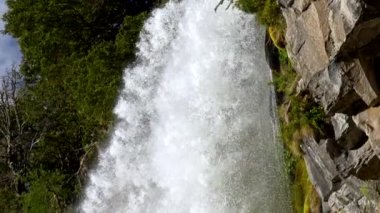 Yavaş hareket büyük waterfull Saltillo Lanin Milli Parkı içinde bir kadeh. Arjantin, San Martin de los Anes, Neuquen Lake district