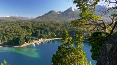 Villa La Angostura, Arjantin, Patagonia, Lake district görüntüleyin. Mavi koyu, yeşil ağaçlar ve dağlar. UHD, 4k